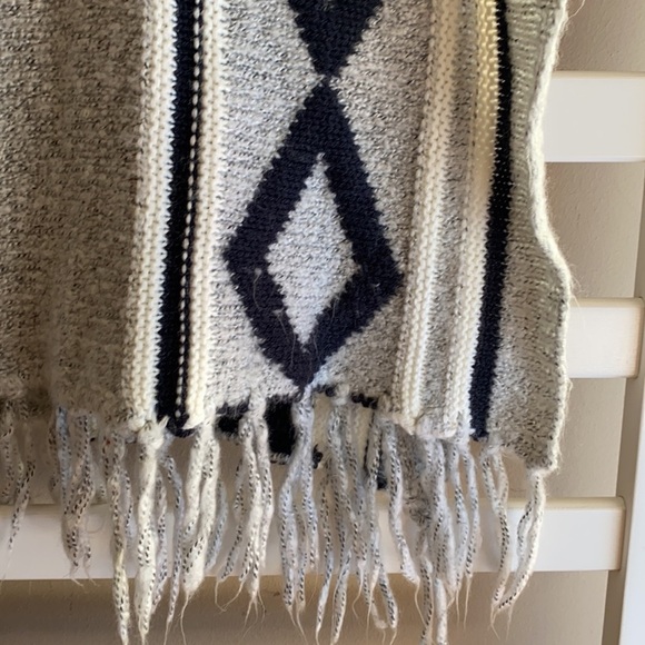 Girls Gray Roebuck & Company Boho Fringe Poncho Size M (10/12) - Picture 5 of 10